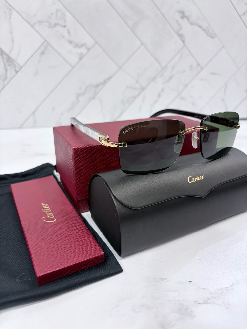 SUNGLASSES C ALLONGÉ DE
CARTIER MOTIF